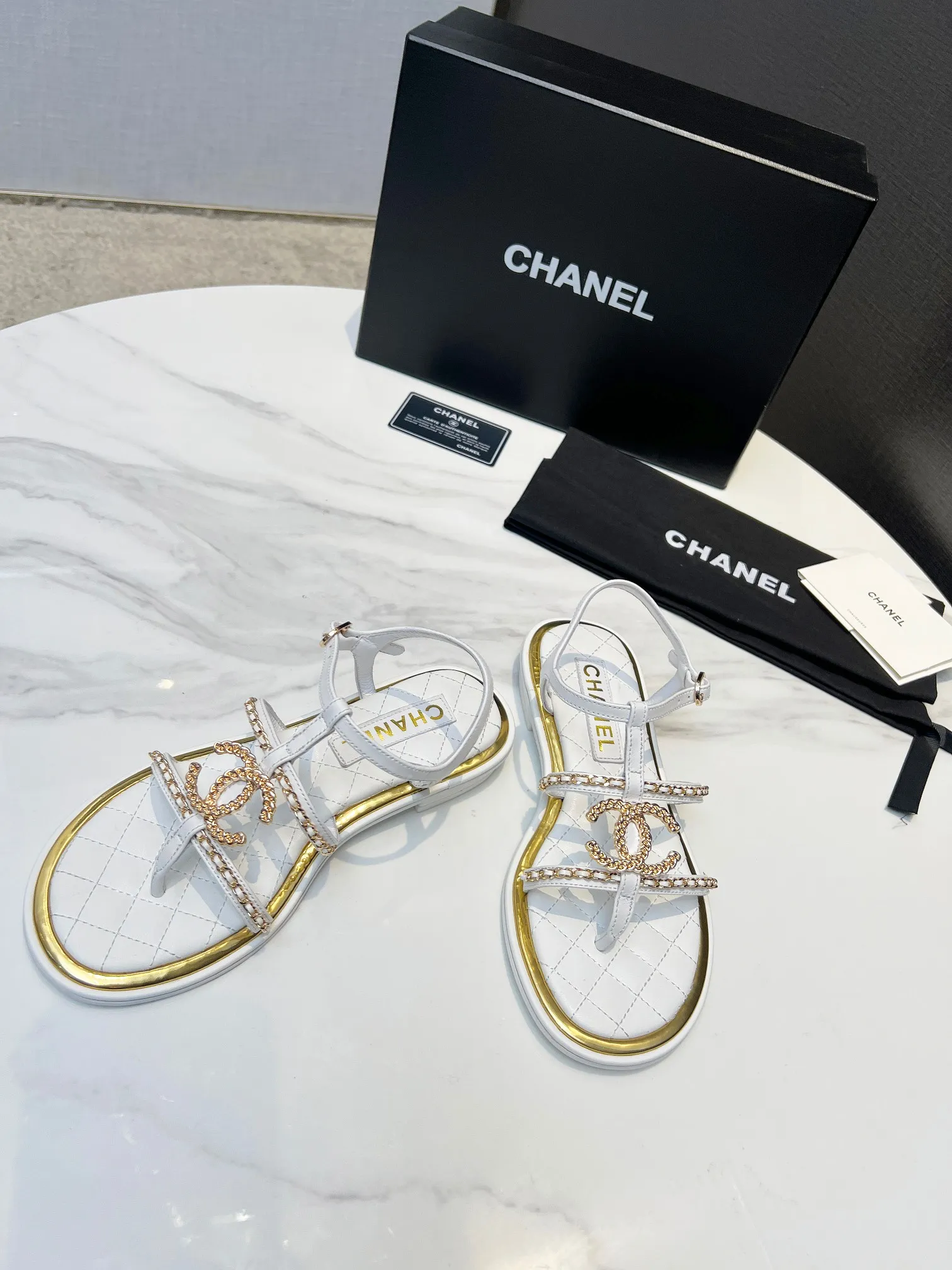 👟👟Ex-factory price 520👟👟 CHANEL2025 Xiaoxiang new classic flip-flop sandals, unique double-layer welt craftsmanship, 👡 👄Original 1:1 molded logo🧡Exudes lasting charm Xiaoxiang sandals👡Vivid intellectual elegance👥Bring out the unique beauty of women👩‍🦰 Fabric: Sheepskin Lining: Imported sheepskin , Outsole: Rubber outsole (leather outsole) Color: black/apricot/white, code number: 35-40 (41-41 customized, non-refundable and non-exchangeable)